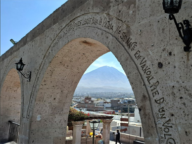 Volc�n Misty desde el Mirador de Yanahuara