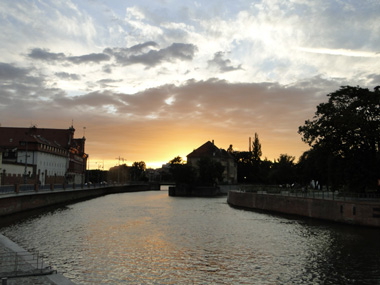 Puesta de sol en el río Oder en Wroclaw