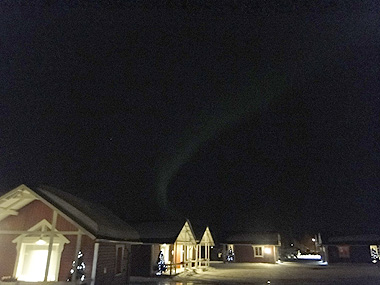 Aurora boreal sobre la Villa de Santa Claus