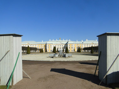 Fuentes de los jardines superiores de Peterhof cubiertas en invierno