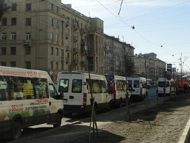 Hilera de minibuses a Peterhof