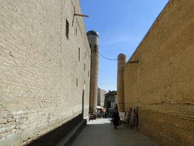 Calle de la entrada al Palacio Tash Havli