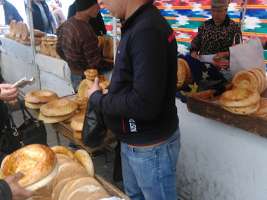 Puestos de pan en Chorsu en Tashkent
