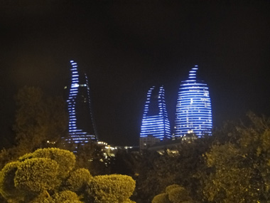 Vista nocturna de las Flame Towers