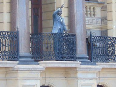 Estatua de Mandela en el Ayuntamiento de Ciudad del Cabo