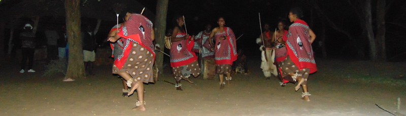 Bailes tradicionales en el campamento Ndlovu