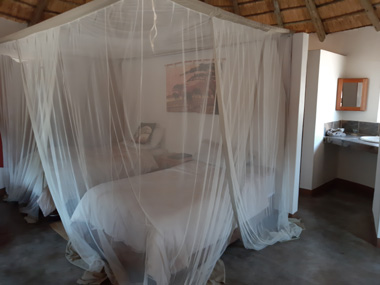 Interior de nuestro bungalow en el campamento Ndlovu